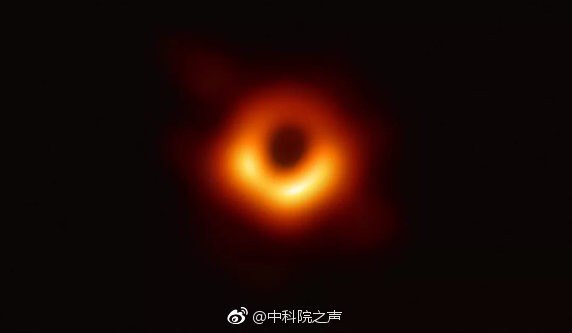 【天文学家捕获的首张黑洞照片公布】该黑洞图像揭示了室女座星系团中超大质量星系 Messier 87中心的黑洞。该黑洞距…