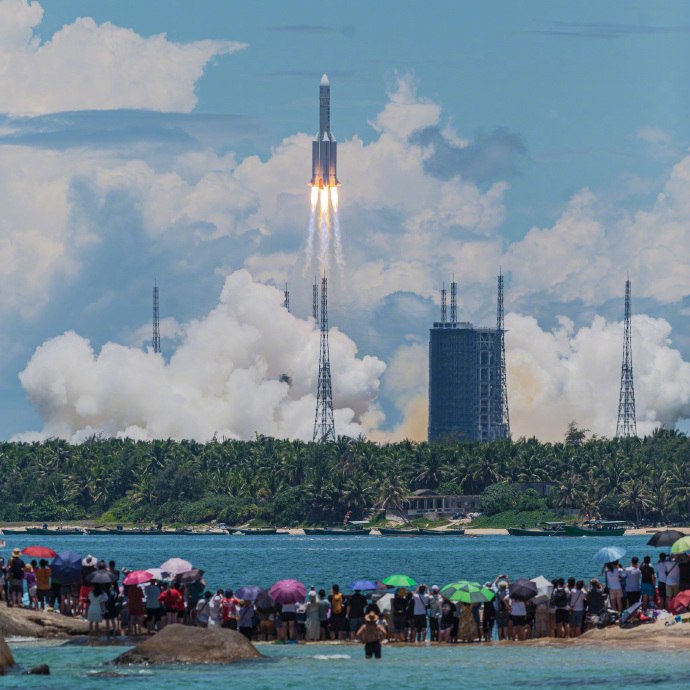 中国首次火星探测任务天问一号1:1着陆平台和火星车。今天中午发射成功